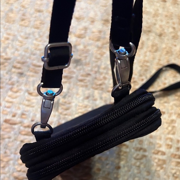 Baggallini Stylish Black Crossbody Bag - Picture 6 of 11